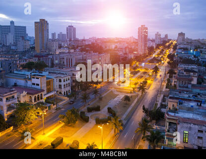 Cuba. Notte l'Avana. La vista dall'alto sulla avenue presidenti. Foto Stock