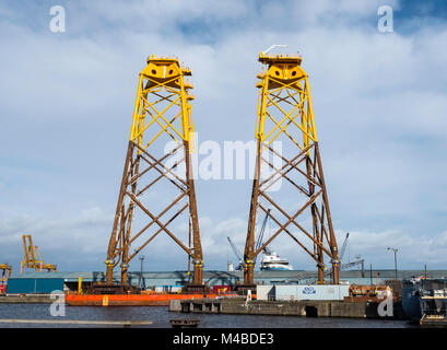 Grandi sub-piattaforme marine attendono la consegna a Beatrice del parco eolico offshore nel Mare del Nord. Essi sono stati fabbricati mediante Bifab, Burntisland Fabrications Ltd f Foto Stock