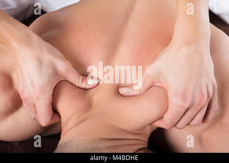 Close-up di un massaggiatore massaggio facendo sul retro nella Spa Foto Stock
