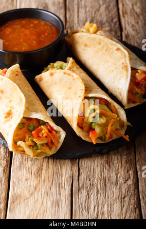 Indian popolare stuzzichino cibo vegetale chiamato involtini primavera o rullo di veg o veg franky vicino sul tavolo. In verticale Foto Stock