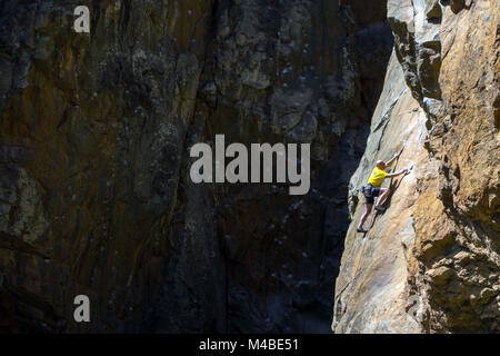 Coppia 60+ maschio rocciatore in giallo, El Rio, Tenerife, Foto Stock