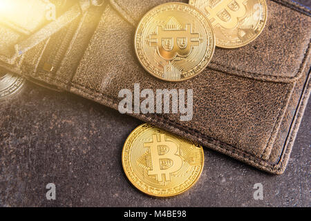 Golden bitcoins in portafoglio in pelle Foto Stock