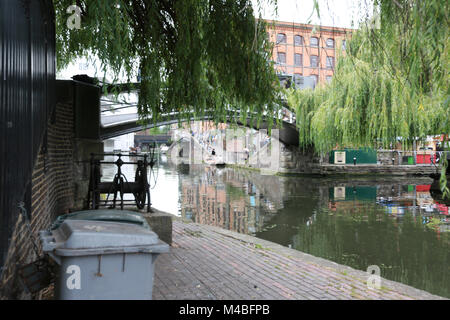 A piedi ponte sul Regent's Canal Foto Stock