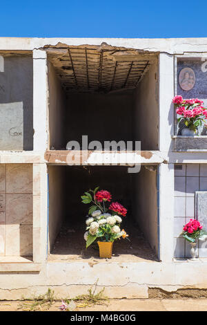NOORD, Aruba - 13 Marzo 2017: cimitero presso la storica St. Ann la Chiesa Cattolica Romana di Aruba. Foto Stock