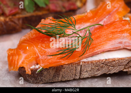 Close up Toast con salmone e prezzemolo Foto Stock