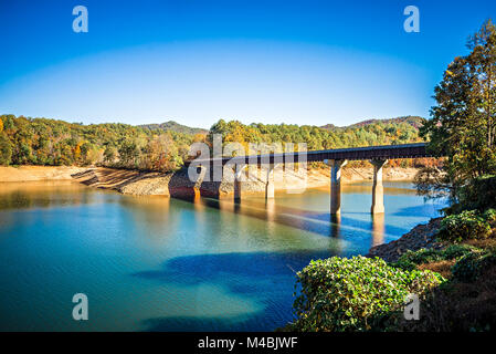 Great Smoky mountains intorno bryson city e la fontana sul lago Foto Stock