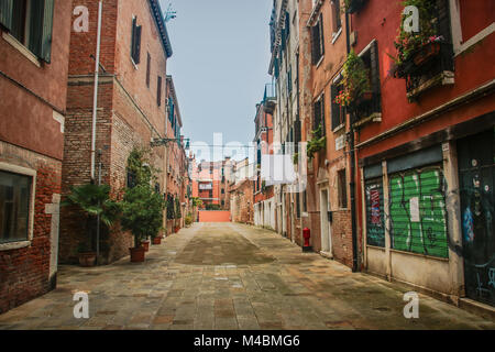Strada di Venezia, decorate con fiori in Italia Foto Stock