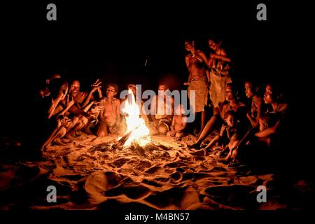 I Boscimani del Ju/' Hoansi-San seduta al campfire,village //Xa/oba,vicino Tsumkwe,Otjozondjupa regione,Namibia Foto Stock