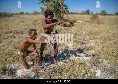 I Boscimani del Ju/' Hoansi-San su tradizionali di caccia con arco e frecce,village //Xa/oba,vicino Tsumkwe,Otjozondjupa regione Foto Stock