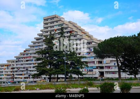 Scampia, periferia settentrionale di Napoli (Italia), è noto per le sue vele ('Smira'), un complesso di abitazioni da parte di Franz di Salvo. Esso sarà distrutto al più presto. Foto Stock