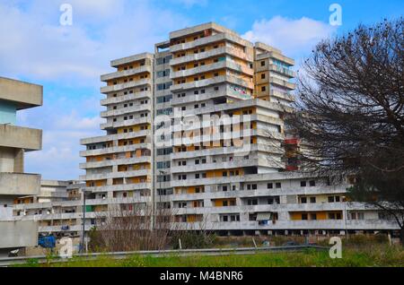 Scampia, periferia settentrionale di Napoli (Italia), è noto per le sue vele ('Smira'), un complesso di abitazioni da parte di Franz di Salvo. Esso sarà distrutto al più presto. Foto Stock