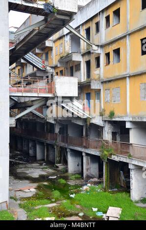 Scampia, periferia settentrionale di Napoli (Italia), è noto per le sue vele ('Smira'), un complesso di abitazioni da parte di Franz di Salvo. Esso sarà distrutto al più presto. Foto Stock