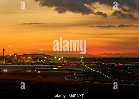 L'aeroporto di Francoforte il grembiule e hangar di manutenzione Foto Stock