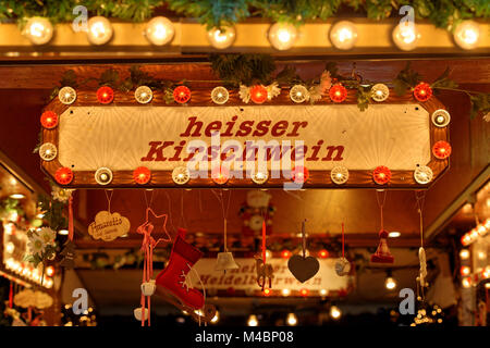 Vino caldo al mercatino di natale Foto Stock