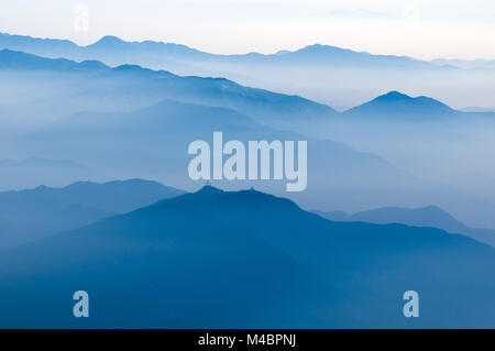 Le creste della montagna dalla mattina Foto Stock