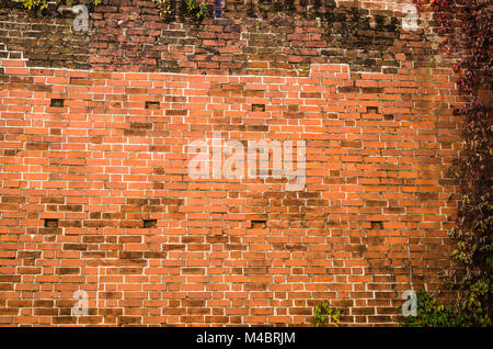 Il vecchio fatiscente muro di mattoni di Riga Foto Stock