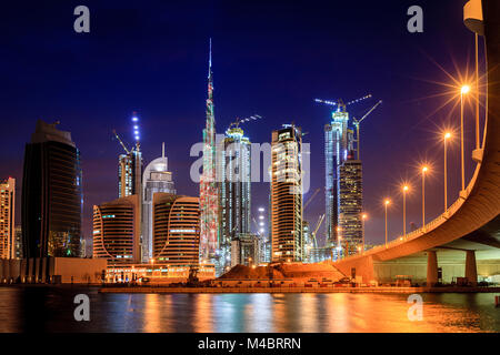 Vista di Dubai skyline del centro di notte Foto Stock