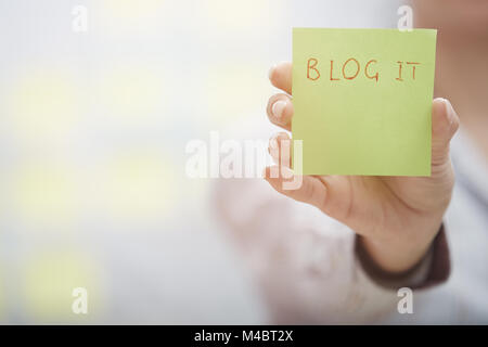 Blog it testo sulla nota adesiva Foto Stock