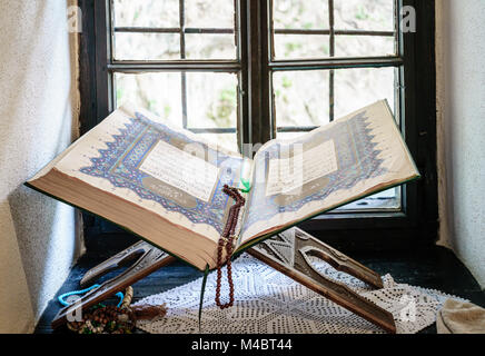 Aprire il Corano libro in corrispondenza di un derviscio monastero in Bosnia Foto Stock