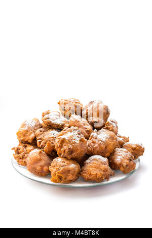 Pila di confetti oliebollen o frittelle fritte sul piatto Foto Stock