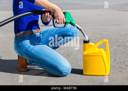 Donna di riempimento può essere di colore giallo con benzina o di benzina Foto Stock