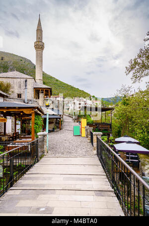 Vecchia strada di ciottoli nella città di Mostar, Bosnia Erzegovina Foto Stock