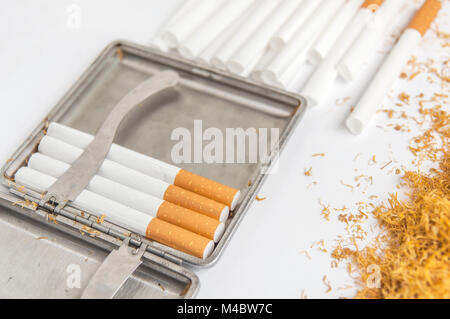 Sigaretta scatola di metallo per il settore del tabacco e della carta di sigaretta di laminazione Foto Stock