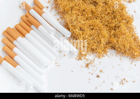 Carta di sigaretta per laminazione con palo di sigarette di tabacco Foto  stock - Alamy