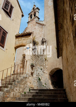 Santo Spirito chiesa quattrocentesca in Omis Almissa (città), Dalmazia, Croazia, Europa Foto Stock