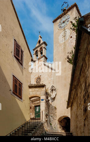 Santo Spirito chiesa quattrocentesca in Omis Almissa (città), Dalmazia, Croazia, Europa Foto Stock