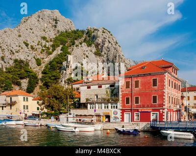 Cetina riverbank in Omis Almissa (città), Mirabella fortezza, Dalmazia, Croazia, Europa Foto Stock