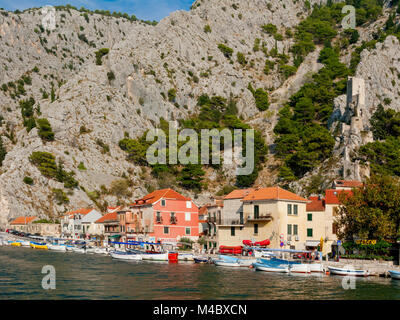 Cetina riverbank in Omis Almissa (città), Mirabella fortezza, Dalmazia, Croazia, Europa Foto Stock