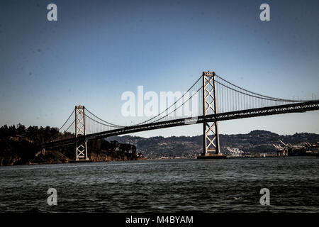 Oakland Bay Bridge di San Francisco il collegamento per l'isola del tesoro. Foto Stock