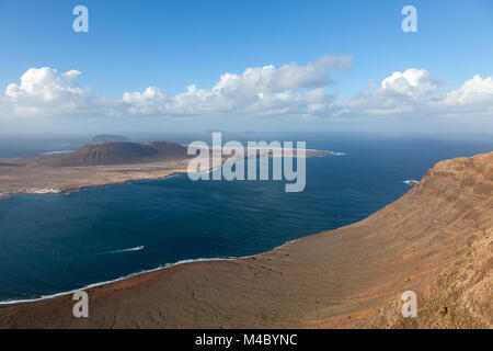 Vista La Graciosa isola dal Mirador del Rio a Lanzarote, uno della Spagna Isole Canarie Foto Stock