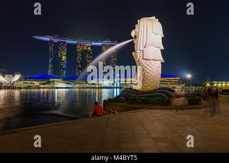Statua Merlion fontana in Singapore - skyline della città Foto Stock