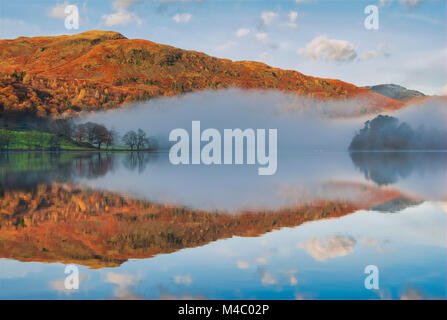 Cloud inversione di pressione in una fredda mattina autunnale su Grasmere Lake & River Rothay, sotto le cime di argento come, Brigstone Moss, Lang come, Swin Foto Stock