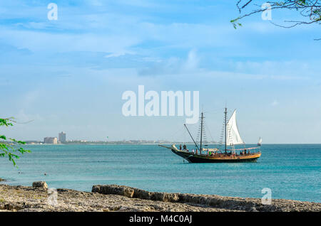 Barca a vela turistica ancorato nel mare di Aruba Foto Stock