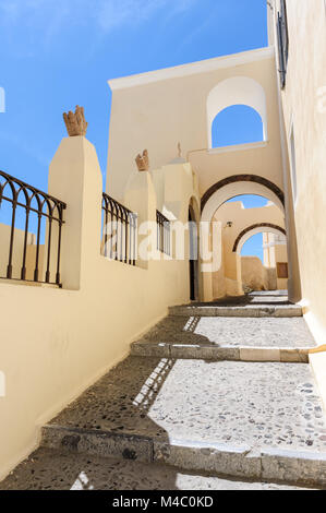 Passaggio stretto con gradini in Fira, Santorini, Grecia Foto Stock