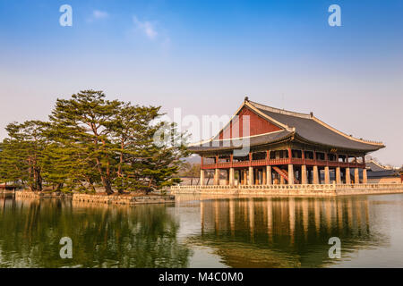 Padiglione Gyeonghoeru presso il Palazzo Gyeongbokgung, Seoul, Corea del Sud Foto Stock