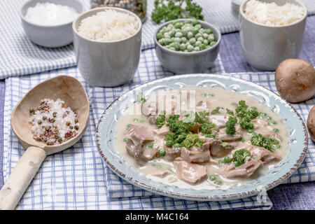 Fricassea di pollo con funghi e piselli Foto Stock