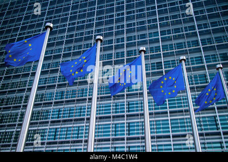 Bandiere europee di fronte all'edificio Berlaymont Foto Stock