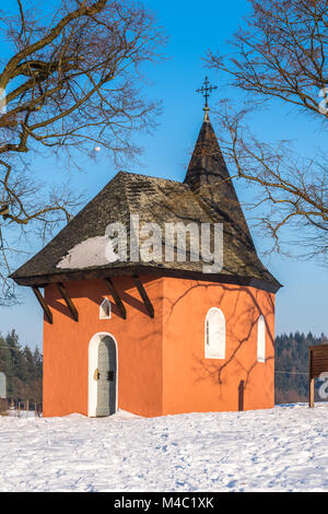 Cappella rossa in winterlandscape Foto Stock