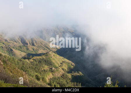 Nuvole sopra il Barrancos Benchijigua su La Gomera Foto Stock