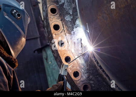 I lavori di riparazione sulla flangia saldata grande Apparecchio chimico Foto Stock