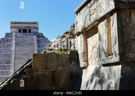 Chichen Itza parete con tempio in background Foto Stock