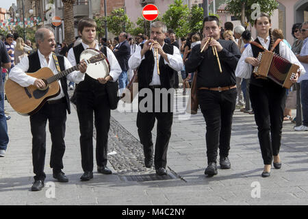 I musicisti in costume sardo tradizionale Foto Stock