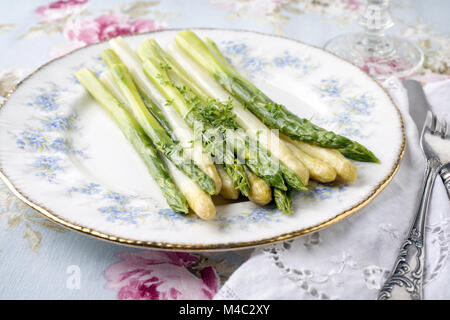 Verde e asparagi bianchi su piastra Foto Stock
