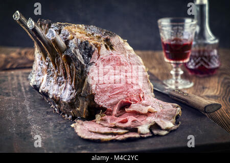 La nervatura di carne di manzo tagliata a freddo sul vecchio foglio di metallo Foto Stock