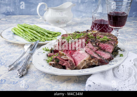Osteria a fette di manzo con asparagi verdi su piastra Foto Stock