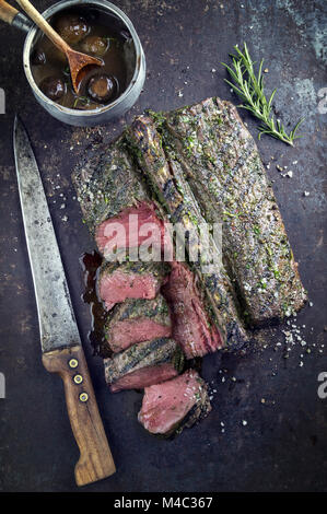 Barbecue di Cervo sul vecchio foglio di metallo Foto Stock